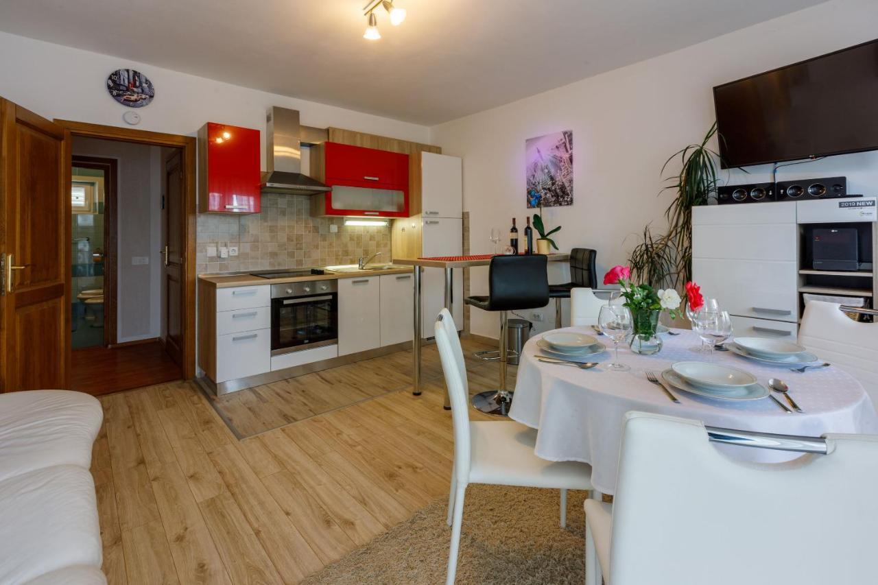 Apartments Dolloree Драмал Екстериор снимка