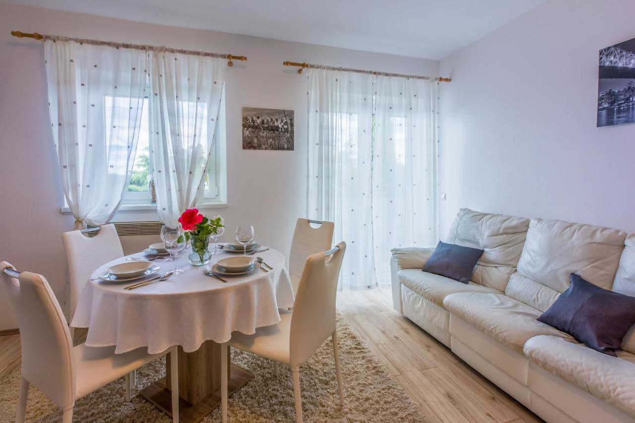 Apartments Dolloree Драмал Екстериор снимка