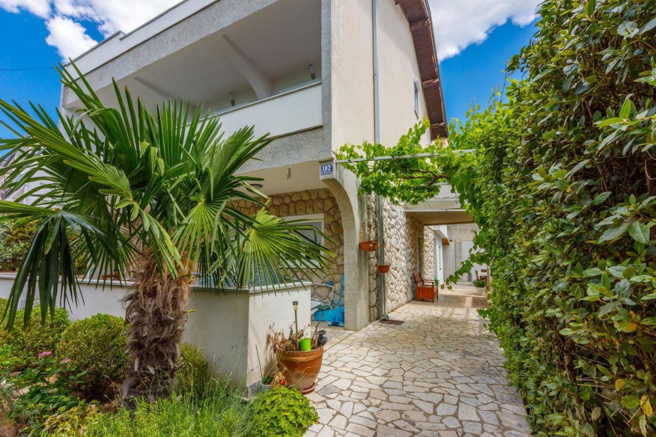 Apartments Dolloree Драмал Екстериор снимка